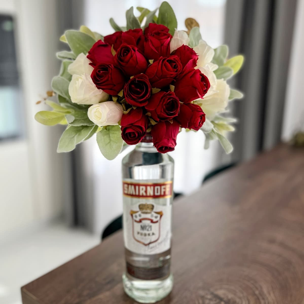 Bocaket sa crvenim ružama